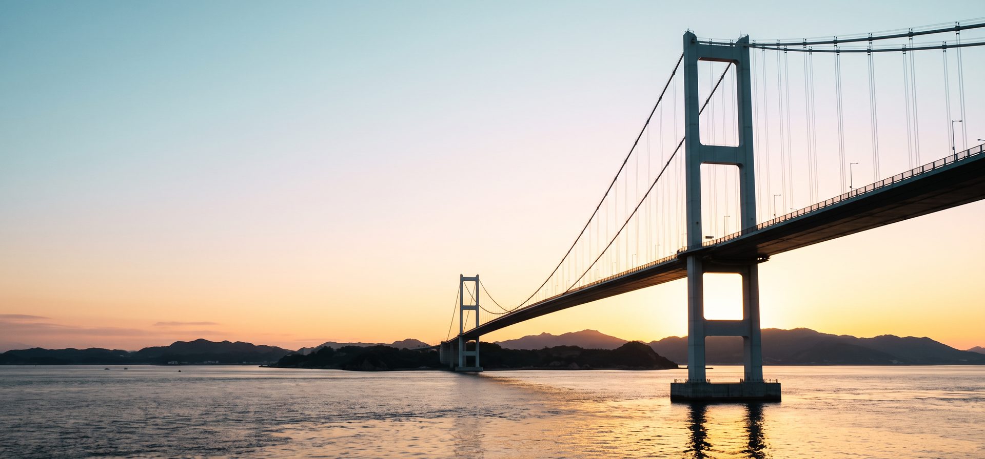 夕映えの海にかかる吊り橋