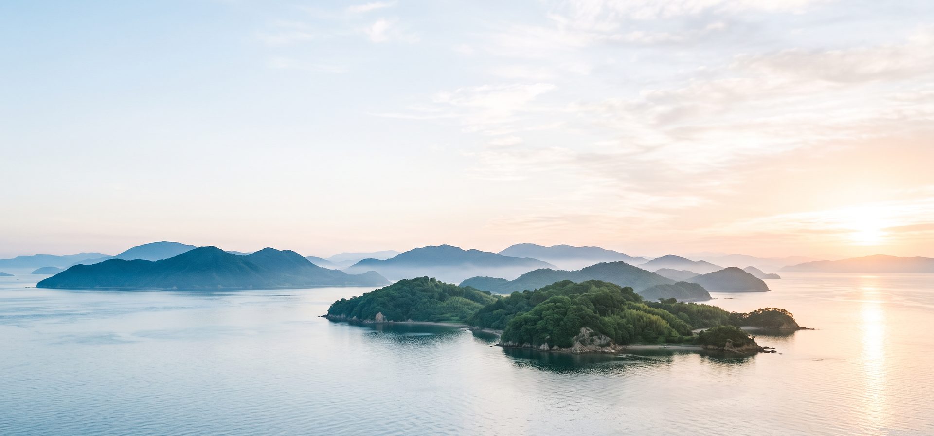朝日に染まる瀬戸内の島々